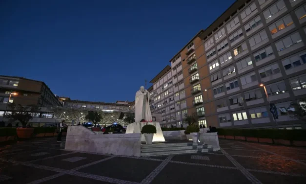 A Szentszéki Sajtóközpont közleménye XIV. Leó pápa tüdőműtétjéről